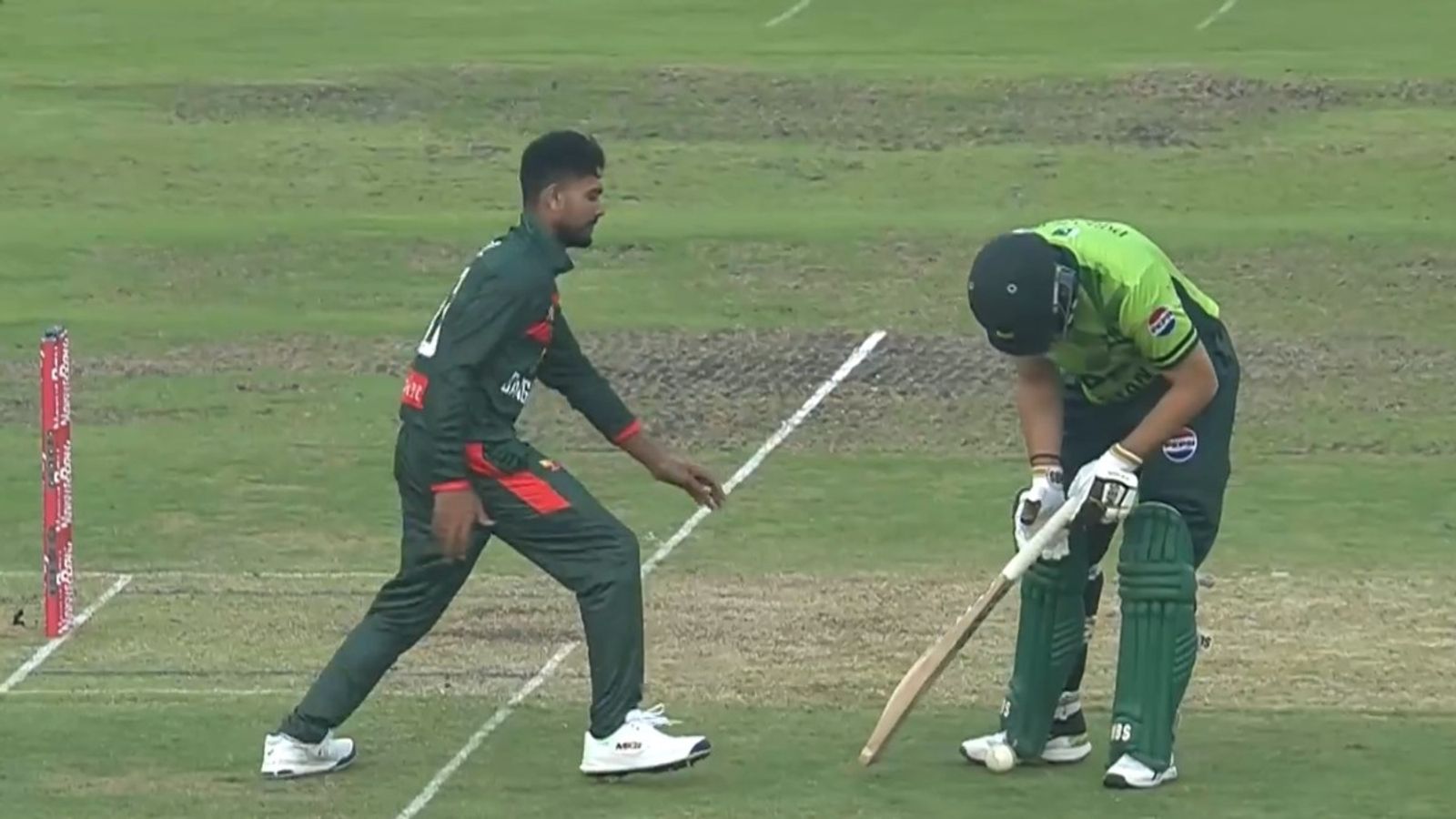 सलमान आगा के रन आउट पर खेल भावना की बात करने वालों को लिटन दास ने झाड़ा, कहा - 'चैरिटी करने नहीं आये हैं' सलमान आगा और मेहदी हसन मिराज