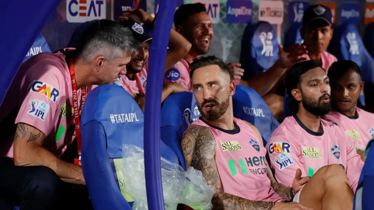 केविन पीटरसन (सबसे बाएं) फाफ डुप्लेसी से बात करते हुए. (Photo: IPL)