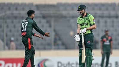 पाकिस्तान के सलमान आगा को रन आउट कंट्रोवर्सी के बाद ICC ने दी सजा, जानें क्या है मामला ? Salman Agha AND Mehidy Hasan Miraz