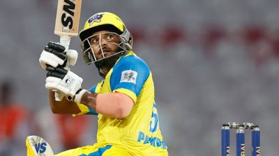 टीम से निकाला गया तो इस खिलाड़ी ने ठोके 12 शतक, रहाणे-अय्यर के कोच से ली मदद, रोहित-शार्दुल की स्कूल से की है पढ़ाई SportsTak Hindi