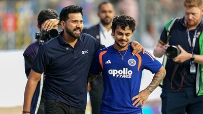 टीम इंडिया के लगातार दूसरा वर्ल्ड कप जीतने पर रोहित शर्मा ने दिया स्पेशल मैसेज, कहा - 'अब पीछे मुड़कर नहीं देखना' Rohit Sharma, former Indian Captain, with Ishan Kishan of India