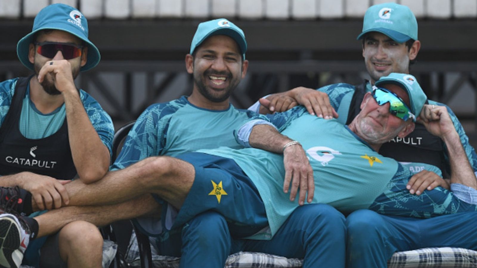 पाकिस्तान के पूर्व कप्तान ने लिया संन्यास, 3 साल से चल रहे थे बाहर, दो बार जीती थी ICC ट्रॉफी सरफराज अहमद (बीच में) ने 100 मैच में पाकिस्तान की कप्तानी की. (Photo: Getty)