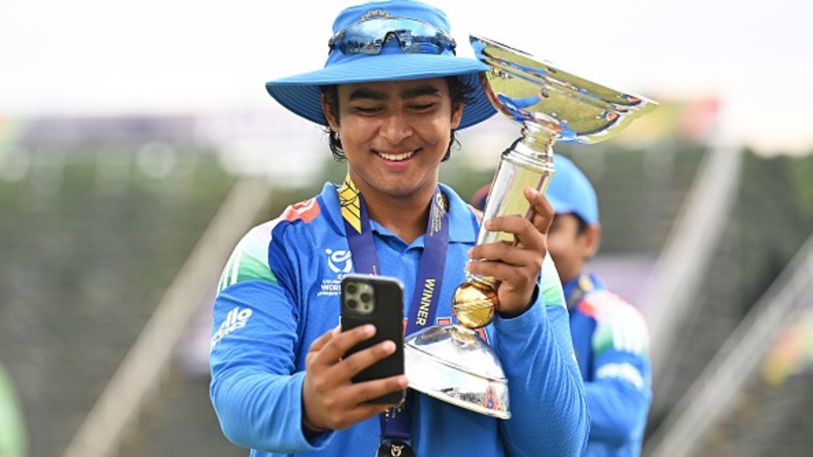 वैभव सूर्यवंशी का BCCI के नमन अवॉर्ड्स में बड़ा ऐलान, जीतना चाहते हैं ये खिताब ट्रॉफी के साथ वैभव सूर्यवंशी (photo: getty)