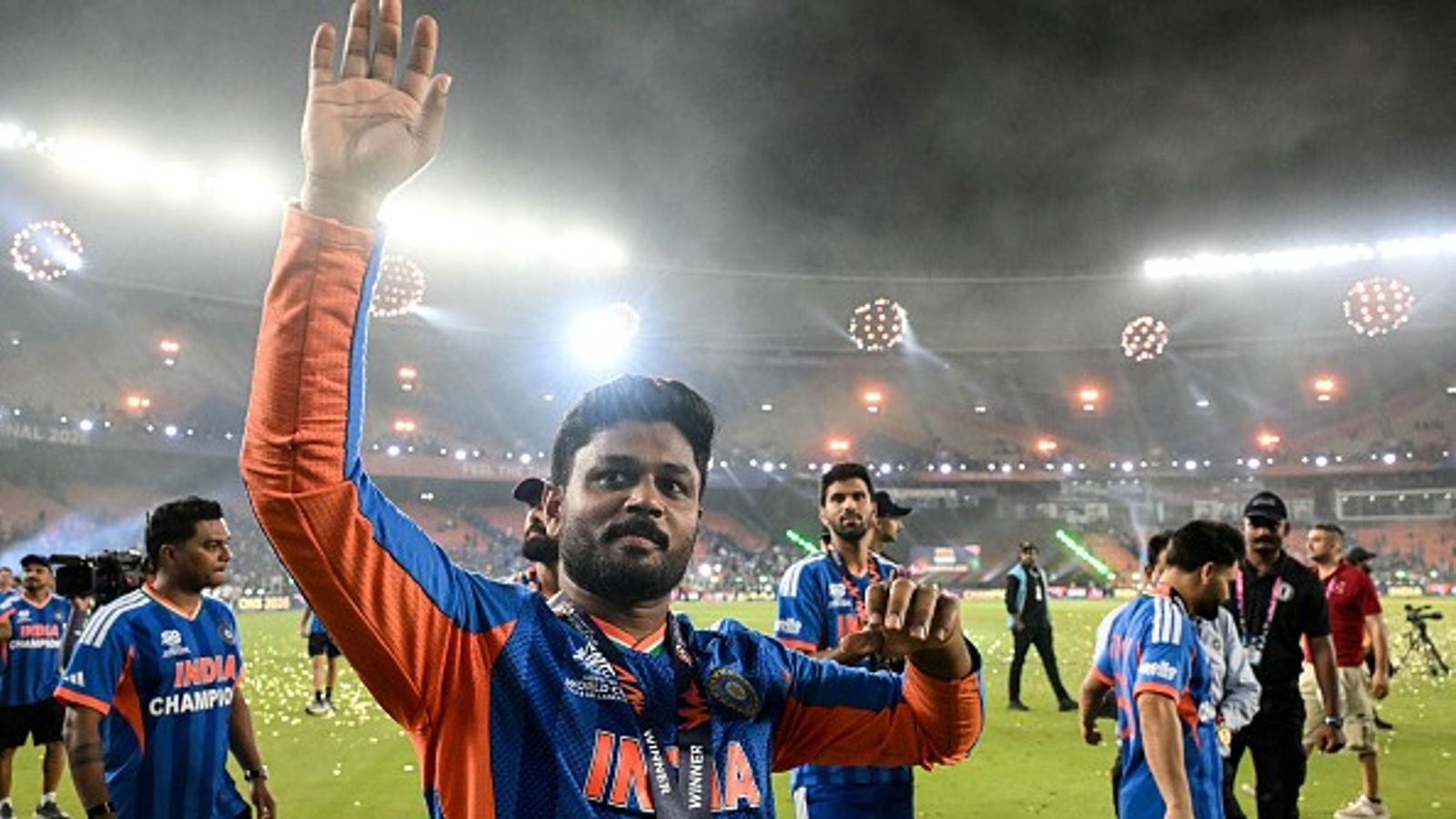 'मुझे बाहर निकाला, फिर अचानक टीम चाहती थी कि मैं आकर..., संजू सैमसन का टी20 वर्ल्ड कप जीतने पर बड़ा बयान संजू सैमसन ने पांच पारियों में 321 रन बनाए थे. (PC: Getty)