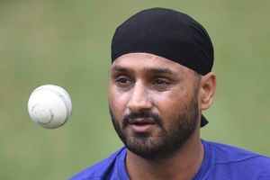 स्टार भारतीय बॉलर को चेन्नई में लाना चाहते थे हरभजन सिंह, मैनेजमेंट को दिया था मैसेज, अब इस टीम का हैं हिस्सा SportsTak Hindi