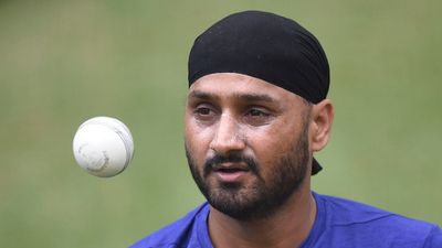 स्टार भारतीय बॉलर को चेन्नई में लाना चाहते थे हरभजन सिंह, मैनेजमेंट को दिया था मैसेज, अब इस टीम का हैं हिस्सा SportsTak Hindi