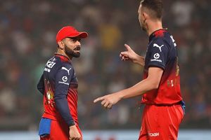 IPL 2026 से पहले RCB और SRH को झटका! दो तूफानी गेंदबाज हो सकते हैं शुरुआती मैचों से बाहर SportsTak Hindi