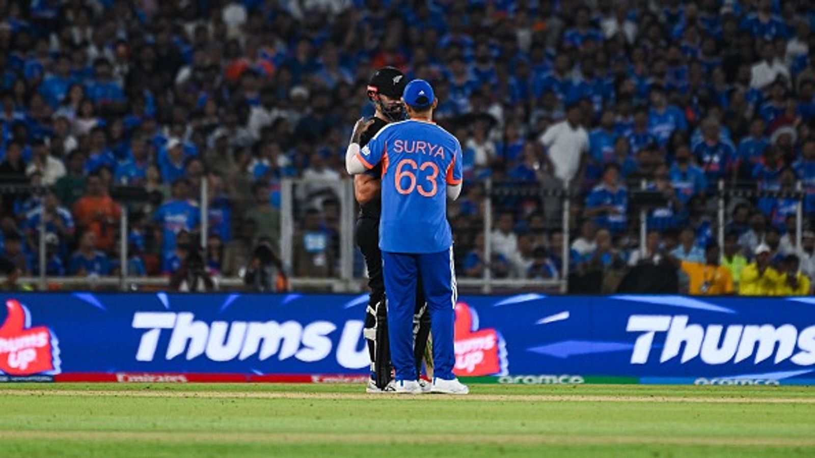 अर्शदीप सिंह के चलते वर्ल्ड कप फाइनल में सूर्या को मांगनी पड़ी थी कीवी खिलाड़ी से माफी, खिताबी जीत के 9 दिन बाद खुलासा डेरिल मिचेल से बात करते सूर्या (PC: Getty)