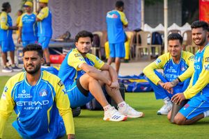 IPL 2026: किसी की टीम बदली, किसी का डेब्यू, इन 5 ने कमाई के रिकॉर्ड तोड़े, अब बनेंगे धुरंधर! SportsTak Hindi