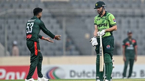 Salman Agha (R) speaks with Bangladesh's captain Mehidy Hasan Miraz