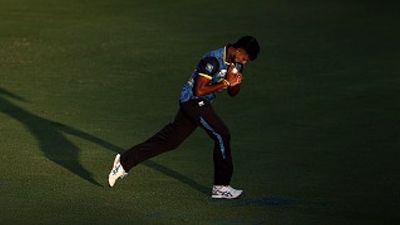 KKR ने जिसपर लुटाए 18 करोड़ उसने फ्रेंचाइज को डाला मुश्किलों में, रोजाना हो रही है टिकट कैंसिल, सामने आई वजह SportsTak Hindi