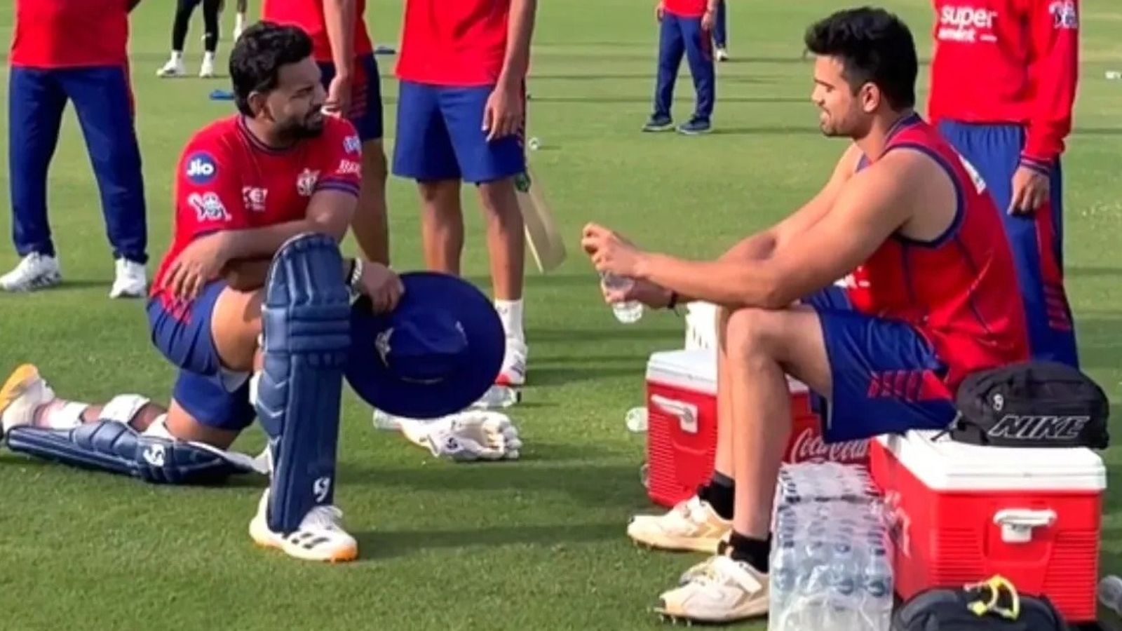 सचिन के नक्शेकदम पर अर्जुन तेंदुलकर, LSG के प्रैक्टिस सेशन में ऋषभ पंत को किया हैरान, बोले- पापा तो..., Video अर्जुन तेंदुलकर ऋषभ पंत से भी भारी बल्लेबाज इस्तेमाल करते हैं. (PC: X)