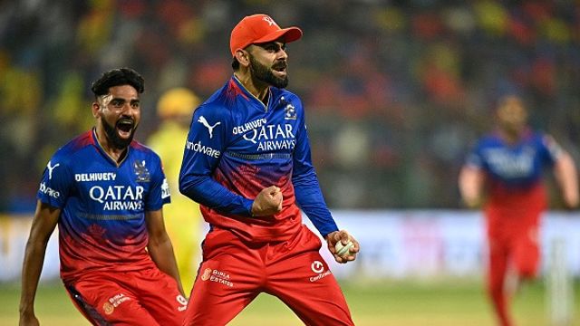 विराट कोहली से लेकर रोहित शर्मा तक, IPL इतिहास में इन फील्डर्स ने लिए हैं सबसे ज्यादा कैच कैच लेने के बाद विराट कोहली (PHOTO: GETTY)