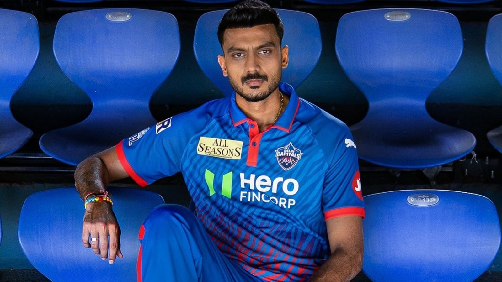 IPL 2026 सीजन के लिए दिल्ली कैपिटल्स ने लॉन्च की अपनी नई जर्सी, अक्षर के साथ इस महिला खिलाड़ी का लुक वायरल दिल्ली कैपिटल्स जर्सी लॉन्च के दौरान अक्षर पटेल (photo: delhi capitals)