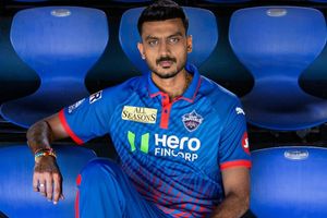 IPL 2026 सीजन के लिए दिल्ली कैपिटल्स ने लॉन्च की अपनी नई जर्सी, अक्षर के साथ इस महिला खिलाड़ी का लुक वायरल SportsTak Hindi