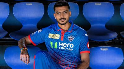 IPL 2026 सीजन के लिए दिल्ली कैपिटल्स ने लॉन्च की अपनी नई जर्सी, अक्षर के साथ इस महिला खिलाड़ी का लुक वायरल SportsTak Hindi