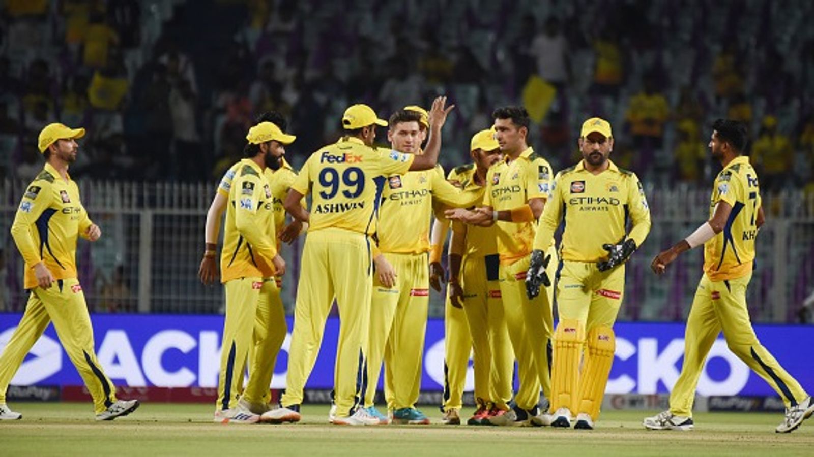 CSK को लगा बड़ा झटका, उनकी टीम का घातक तेज गेंदबाज IPL 2026 सीजन से बाहर, जानें क्यों ? चेन्नई की टीम के खिलाड़ी