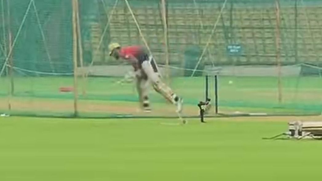 भुवनेश्वर कुमार की यॉर्कर खेलने के दौरान विराट कोहली 