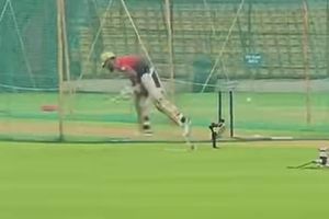 भुवनेश्वर कुमार की घातक यॉर्कर से उखड़ गए विराट कोहली के पैर, RCB की ट्रेनिंग का VIDEO वायरल SportsTak Hindi