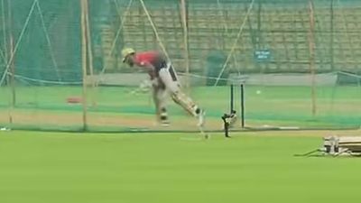 भुवनेश्वर कुमार की घातक यॉर्कर से उखड़ गए विराट कोहली के पैर, RCB की ट्रेनिंग का VIDEO वायरल Virat Kohli plays a yorker from Bhuvneshwar Kumar