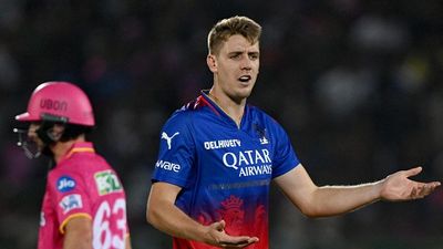 IPL 2026 : कैमरन ग्रीन पर KKR ने लुटाए 25 करोड़ तो बरसा CSK का बैटर, कहा - उसकी इतनी कीमत नहीं वो... Royal Challengers Bengaluru's Cameron Green (R)