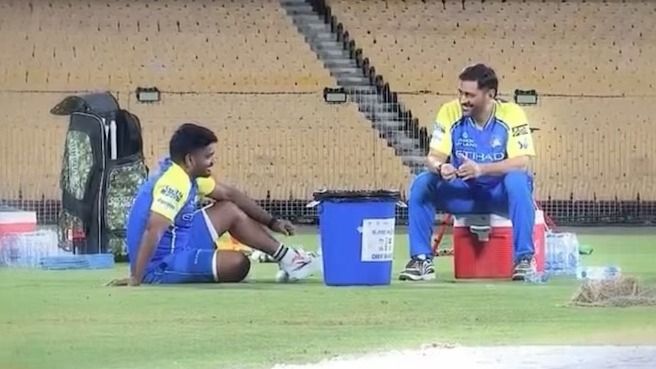 ट्रेनिंग सेशन में संजू सैमसन और एमएस धोनी की लंबी बातचीत हुई.(PC: Screenshot)