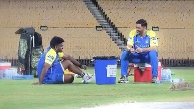 IPL 2026: 'किस्मत मुझे यहां लाई है', सैमसन और धोनी के बीच ट्रेनिंग सेशन में लंबी बातचीत, Video ने मचाई धूम SportsTak Hindi