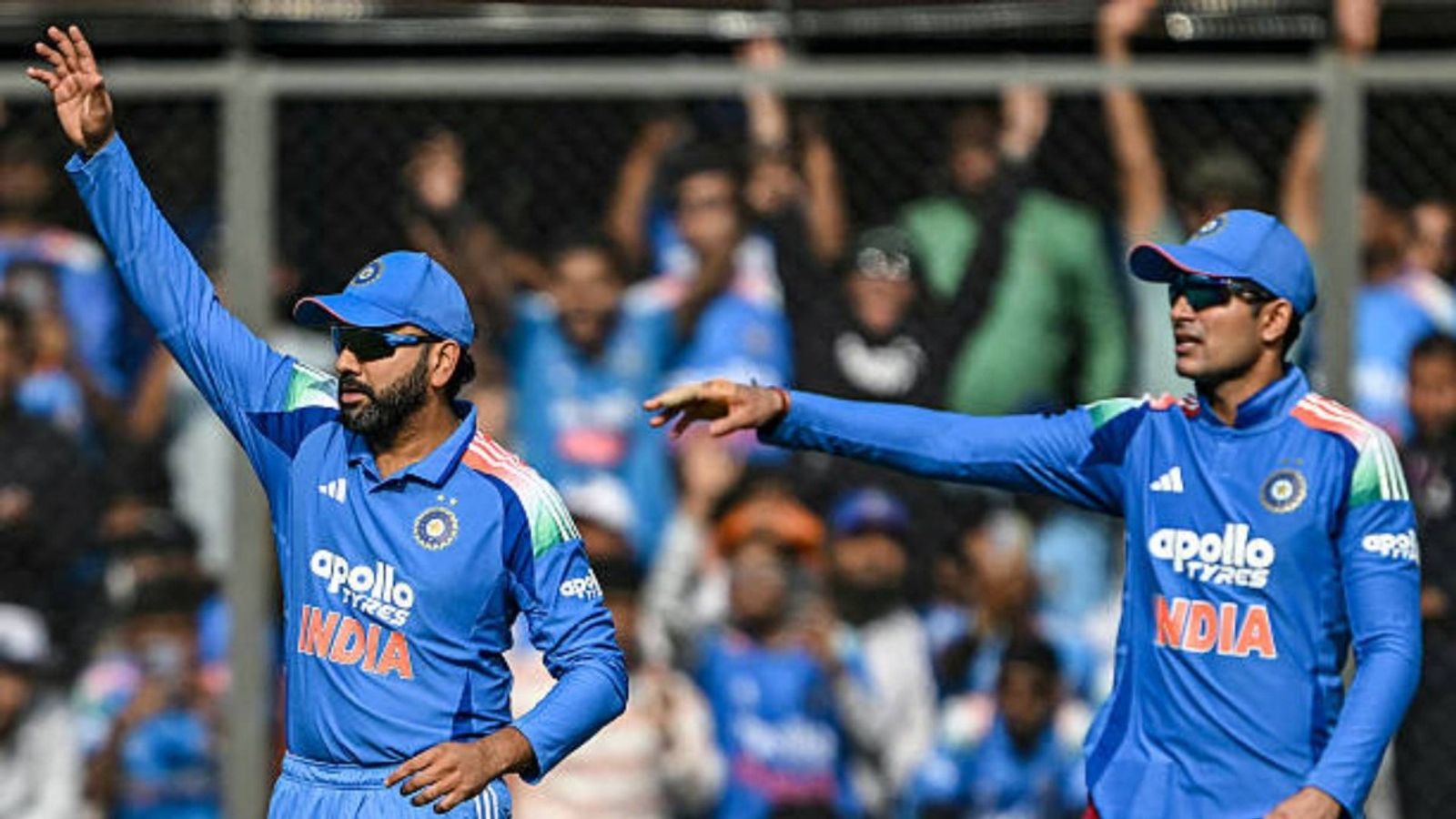 IPL 2026 में 20 खिलाड़ियों पर नज़र रखेंगे सेलेक्टर्स, नए चेहरे पर दांव नहीं, अगरकर की टीम को देखने होंगे इतने मैच India's Rohit Sharma (L) and his captain Shubman Gill arrange the field during the third one-day international (ODI) cricket match between India and New Zealand at the Holkar Cricket Stadium in Indore (via Getty)