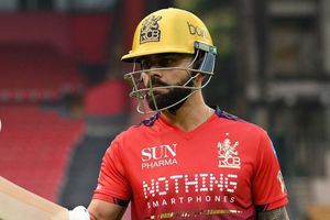 एक मिनट भी मत गंवाओ, टीमें हमें छोड़ेंगी नहीं, विराट कोहली ने RCB के खिलाड़ियों को किया सावधान SportsTak Hindi