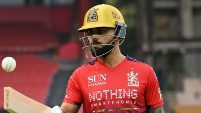 एक मिनट भी मत गंवाओ, टीमें हमें छोड़ेंगी नहीं, विराट कोहली ने RCB के खिलाड़ियों को किया सावधान SportsTak Hindi