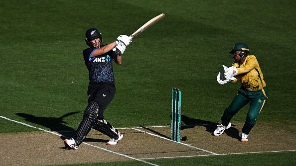 साउथ अफ्रीका के खिलाफ मैच में शॉट खेलती सोफी डिवाइन