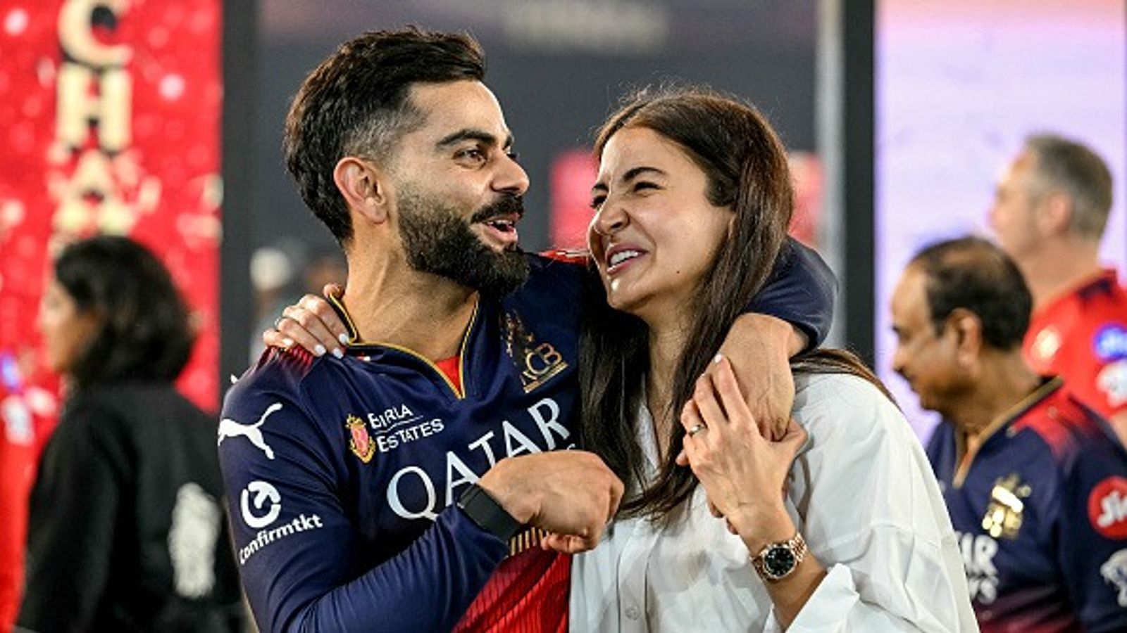 विराट कोहली ने क्या लंदन से भारत आने-जाने के लिए चार्टर फ्लाइट की RCB से रखी मांग? सामने आया पूरा सच आईपीएल 2025 में जीत के बाद अपनी पत्नी अनुष्का शर्मा संग विराट कोहली