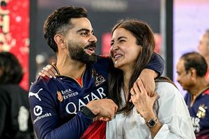 विराट कोहली ने क्या लंदन से भारत आने-जाने के लिए चार्टर फ्लाइट की RCB से रखी मांग? सामने आया पूरा सच SportsTak Hindi