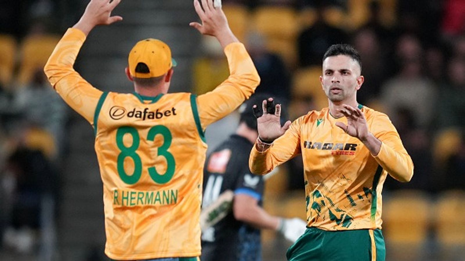 NZ vs SA: न्यूजीलैंड पर भारी पड़े अफ्रीकी स्पिनर्स, पूरी टीम को 145 रन पर ढेर कर 19 रन से जीता चौथा टी20 मुकाबला विकेट लेने के बाद जश्न मनाते केशव महाराज (photo: getty)