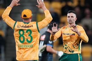 NZ vs SA: न्यूजीलैंड पर भारी पड़े अफ्रीकी स्पिनर्स, पूरी टीम को 145 रन पर ढेर कर 19 रन से जीता चौथा टी20 मुकाबला SportsTak Hindi