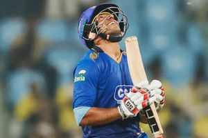 195 रन, 21 छक्के-11 चौके, RCB के साथ IPL जीते खिलाड़ी का T20 मैच में तहलका, टीम ने ठोके 307 रन SportsTak Hindi