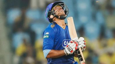 195 रन, 21 छक्के-11 चौके, RCB के साथ IPL जीते खिलाड़ी का T20 मैच में तहलका, टीम ने ठोके 307 रन SportsTak Hindi