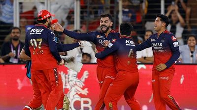 RCB की ऐतिहासिक जीत को विराट कोहली ने फिर किया याद, जानें क्यों आखिरी तीन गेंदों का किया जिक्र SportsTak Hindi