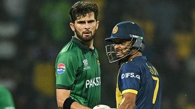 Sri Lanka's captain Dasun Shanaka (R)