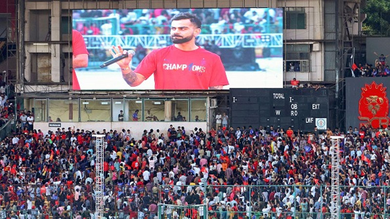 बेंगलुरु के एम चिन्नास्वामी स्टेडियम की 11 सीटें हमेशा रहेंगी खाली, IPL 2026 से पहले RCB और KSCA का बड़ा फैसला आरसीबी की खिताबी जीत के जश्न के दौरान मची थी भगदड़. (PC: Getty)