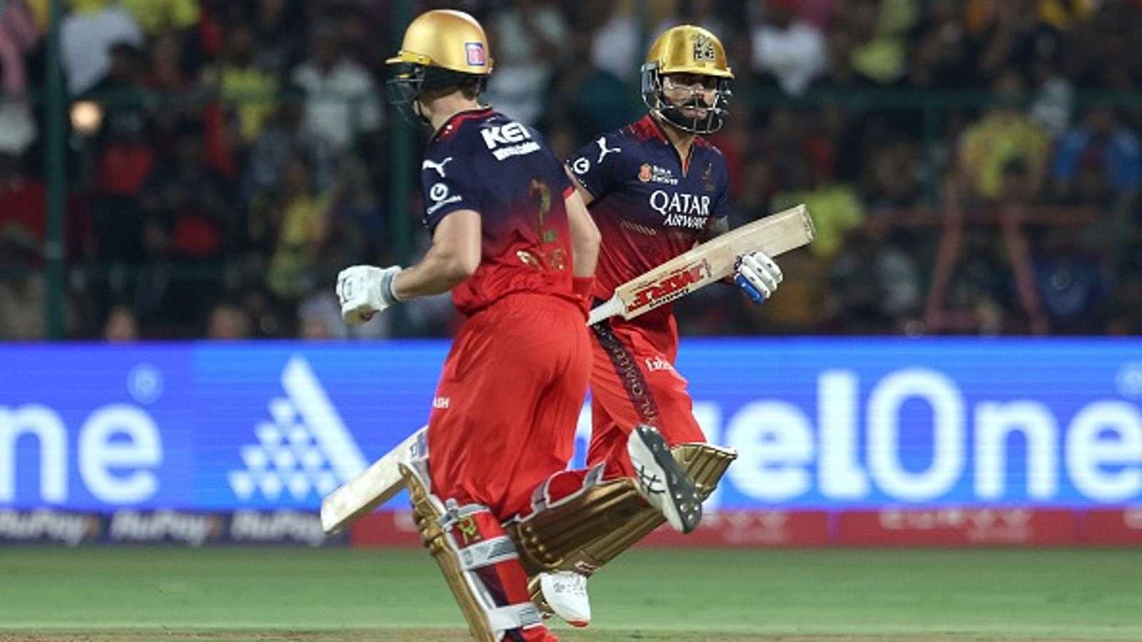 IPL 2026: RCB के खिलाड़ी पहनेंगे 11 नंबर की जर्सी, ओपनिंग मैच से पहले फ्रेंचाइज का ऐलान रॉयल चैलेंजर्स बेंगलुरु और सनराइजर्स हैदराबाद के बीच आईपीएल 2026 का ओपनिंग मैच. (PC: Getty)