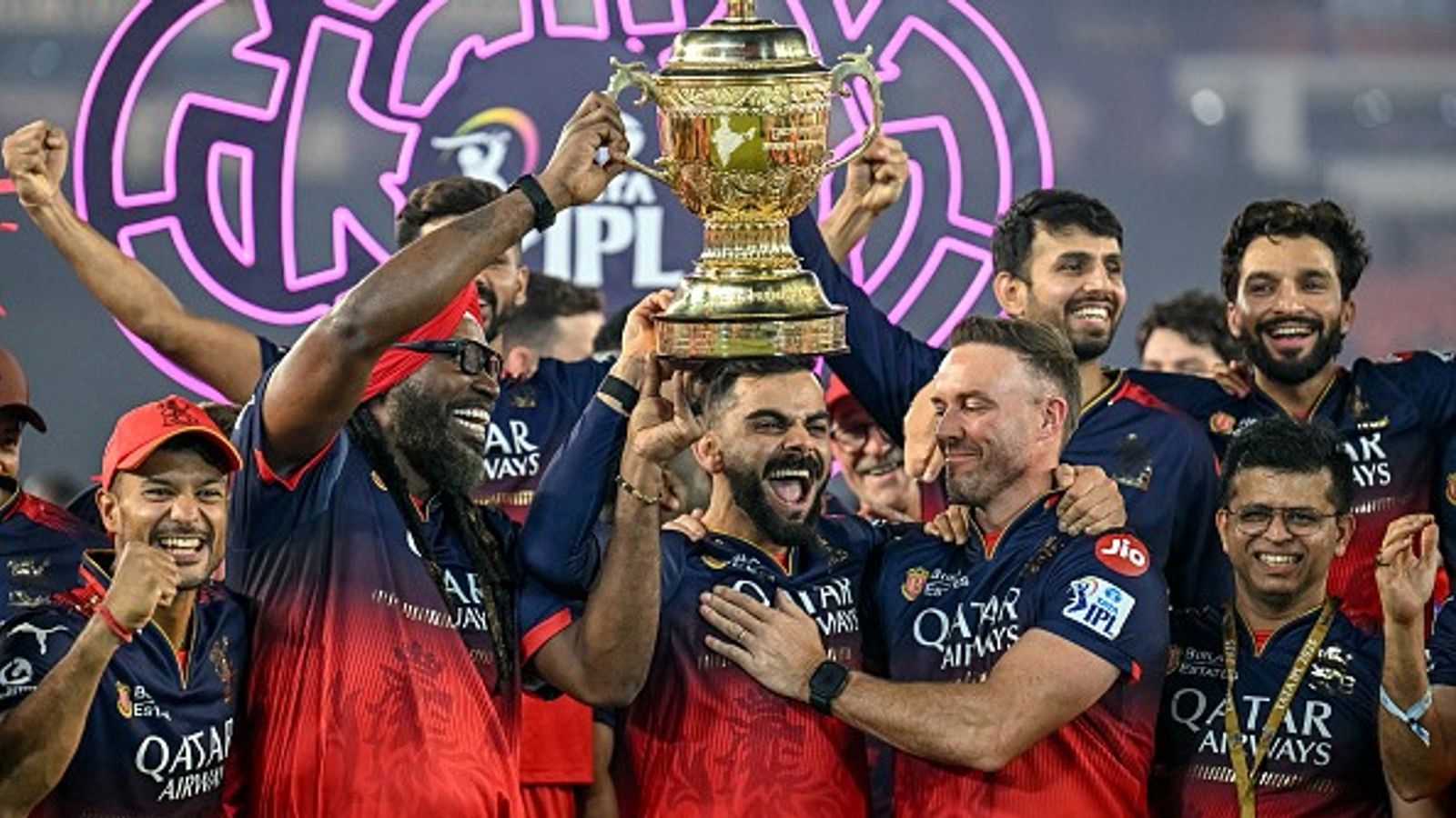 रॉयल चैलेंजर्स बेंगलुरु को मिला नया मालिक, IPL 2026 से पहले 16,000 करोड़ रुपये से ज्यादा कीमत में बिकी फ्रेंचाइज आईपीएल ट्रॉफी के साथ आरसीबी टीम (PHOTO: GETTY)