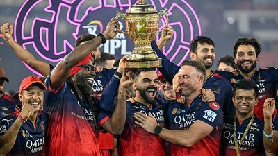 रॉयल चैलेंजर्स बेंगलुरु को मिला नया मालिक, IPL 2026 से पहले 16,000 करोड़ रुपये से ज्यादा कीमत में बिकी फ्रेंचाइज SportsTak Hindi