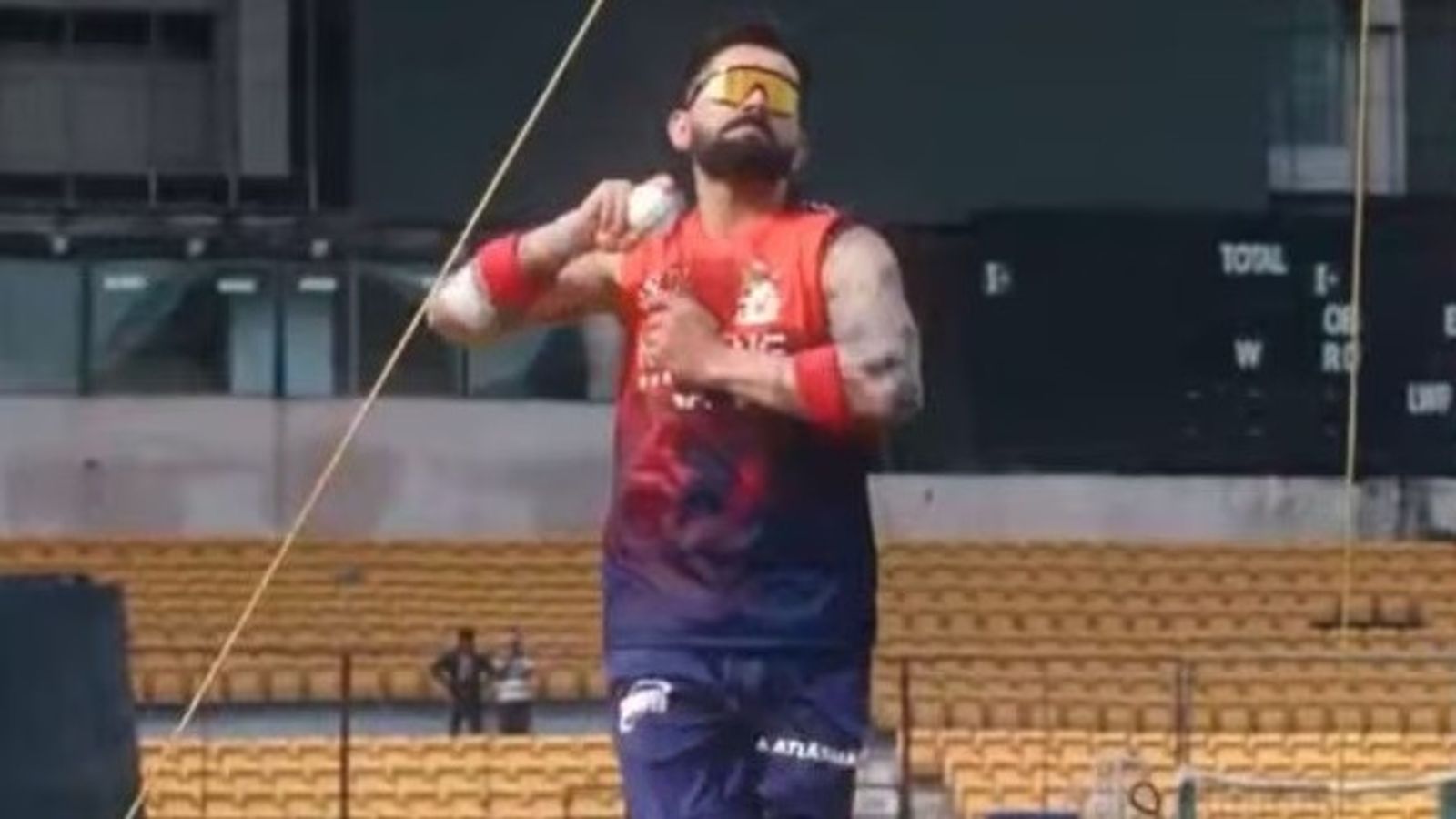 फिल साल्ट के लिए विराट कोहली ने बदला अपना रोल, IPL 2026 से पहले बन गए गेंदबाज, Video विराट कोहली ने नेट्स सेशन में बॉलिंग की. (PC: X)