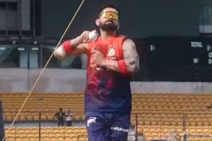 फिल साल्ट के लिए विराट कोहली ने बदला अपना रोल, IPL 2026 से पहले बन गए गेंदबाज, Video SportsTak Hindi