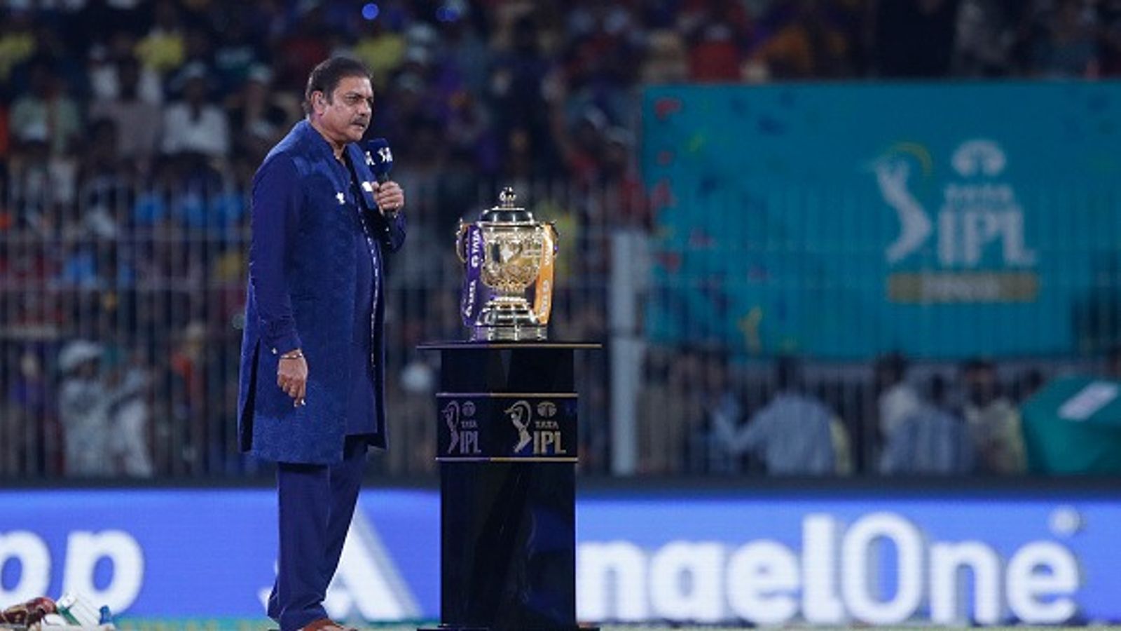 IPL 2026: क्या खत्म होने वाला है इम्पैक्ट प्लेयर नियम? कप्तानों की मीटिंग में बॉल चेंज पर भी हुई चर्चा आईपीएल ट्रॉफी के साथ रवि शास्त्री (photo: getty)