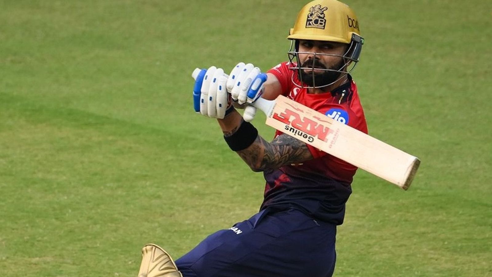 विराट कोहली ने 19 गेंदों में 45 रन ठोक नौ टीमों को दी चेतावनी, IPL 2026 से पहले RCB के इंट्रा स्क्वॉड मैच में गरजा बल्ला, Video विराट कोहली ने दूसरे इंट्रा स्क्वॉड मैच में 19 गेंदों में 45 रन बनाए. (PC: RCB X)