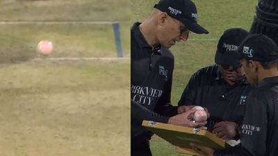 पाकिस्तान सुपर लीग की पहले दिन ही फजीहत, जर्सी के रंग के कारण लाल हुई सफेद गेंद, कप्तान ने सरेआम उड़ाई धज्जियां SportsTak Hindi