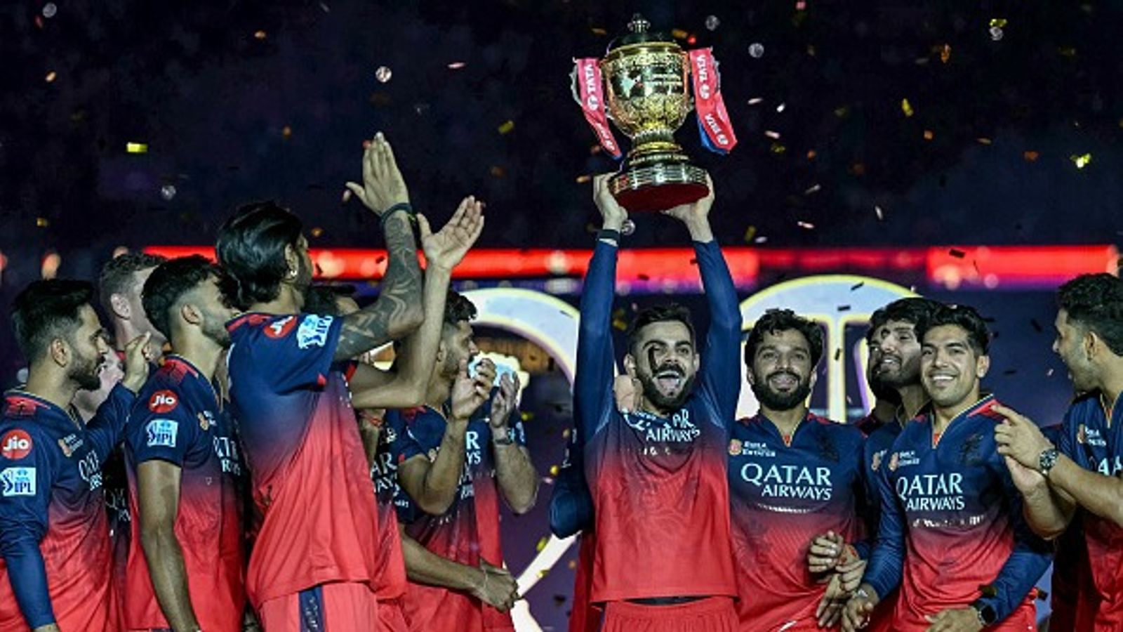 RCB Full Schedule, IPL 2026: डिफेंडिंग चैंपियन बेंगलुरु चिन्नास्वामी स्टेडियम में खेलेगी सात में से पांच घरेलू मैच, यहां जानें पूरा शेड्यूल रॉयल चैलेंजर्स बेंगलुरु सनराइजर्स हैदराबाद के खिलाफ अपना अभियान शुरू करेगी. (PC: Getty)