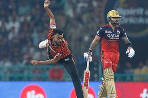 RCB vs SRH, IPL 2026: डिफेंडिंग चैंपियन बेंगलुरु और हैदराबाद की टक्कर, कब और कहां ओपनिंग मैच की Live Streaming SportsTak Hindi